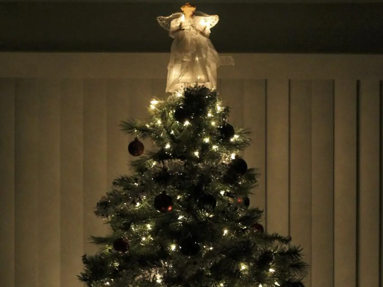 A guide on crafting an ivy berry hazel ball as an eco-friendly Christmas ornament