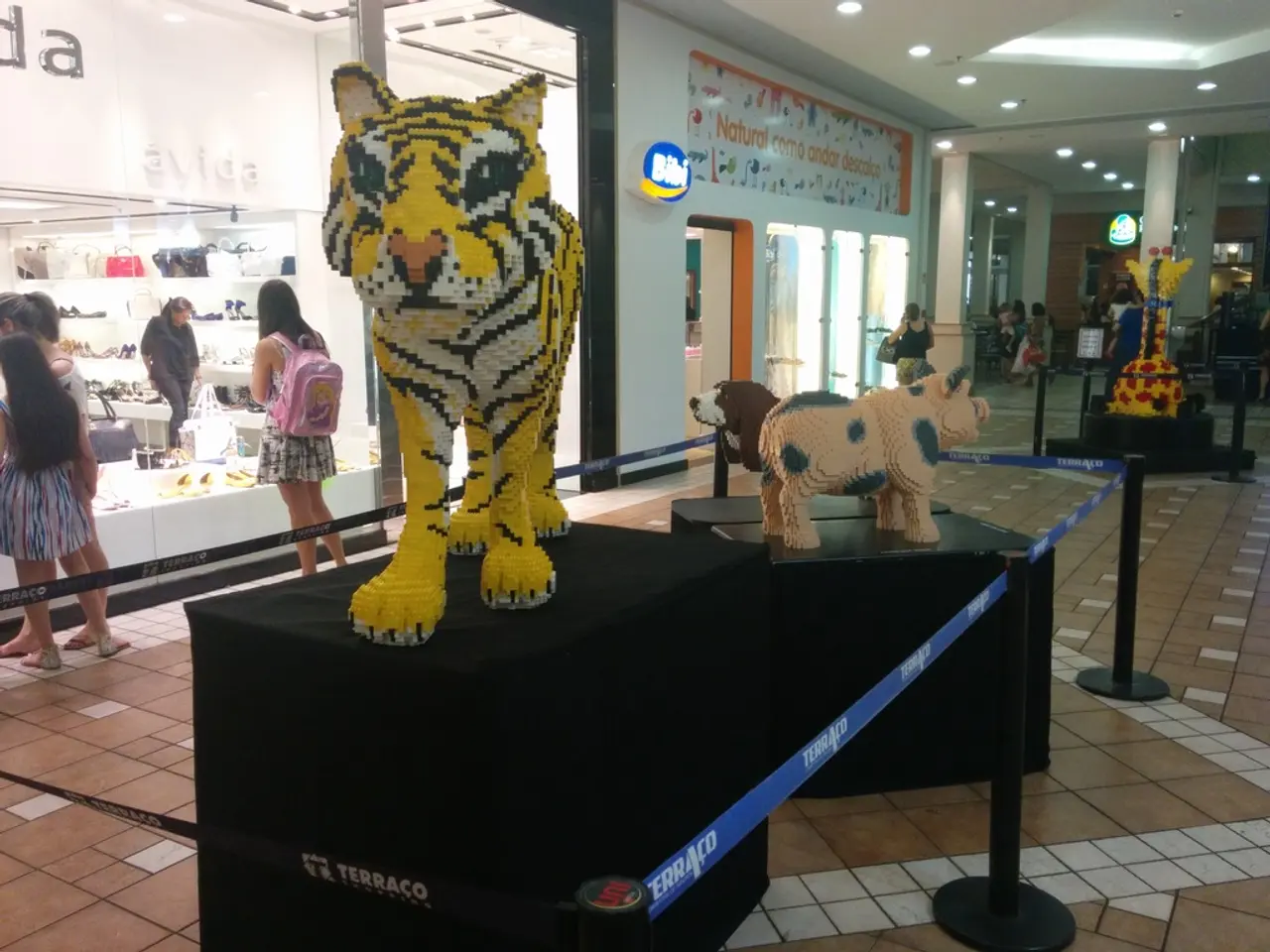 Latest Trend: Sporting Animal Print Accessories Becomes Popular; Join the Bandwagon!