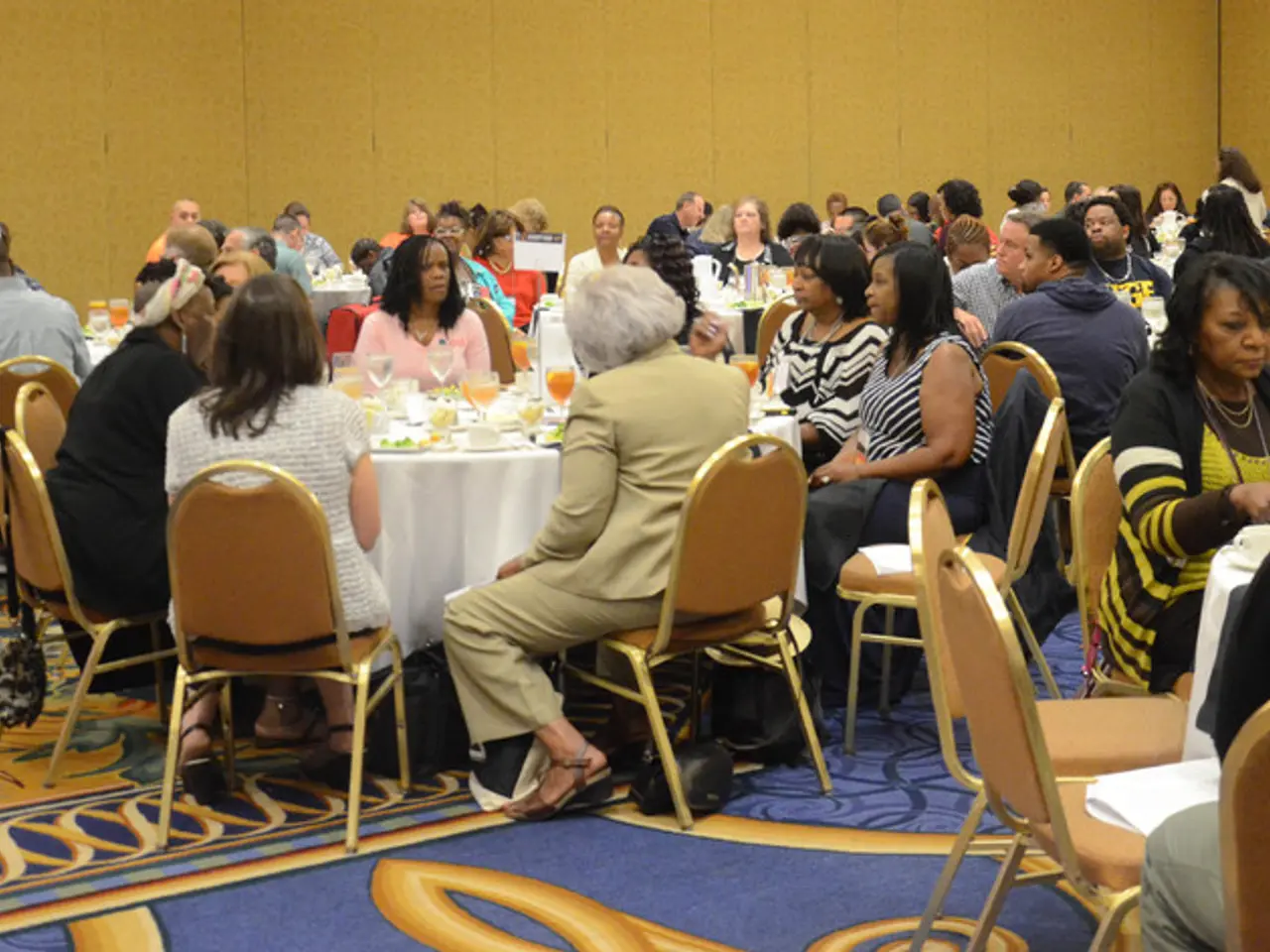 Goldie Hawn's living room decoration in her sophisticated space showcases the trendiest design for...