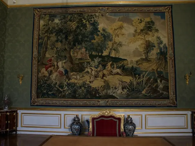 Marble-Inspired Spray Paint Decorations: Creative Home and DIY Craft Solutions