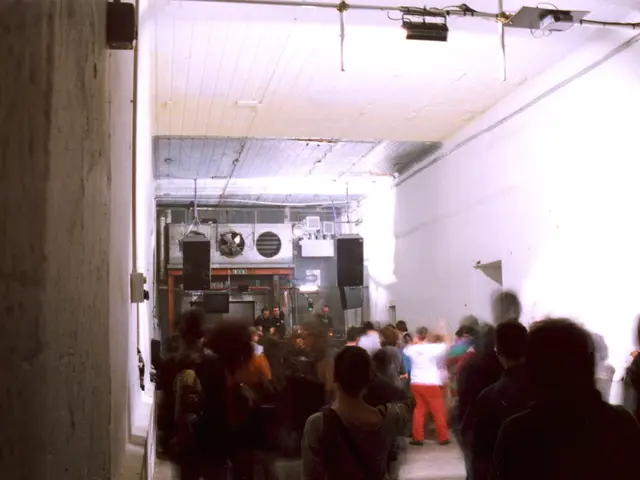 Constant Dance Grooves: Radio House - Your Go-To Radio Station for Uninterrupted Dance Tunes