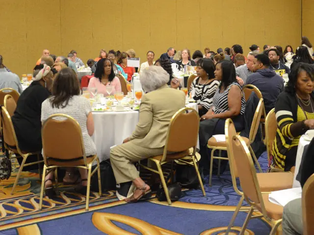 Goldie Hawn's living room decoration in her sophisticated space showcases the trendiest design for...